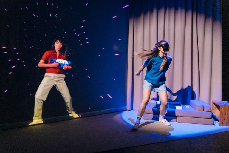 twee jongeren acteren op een podium